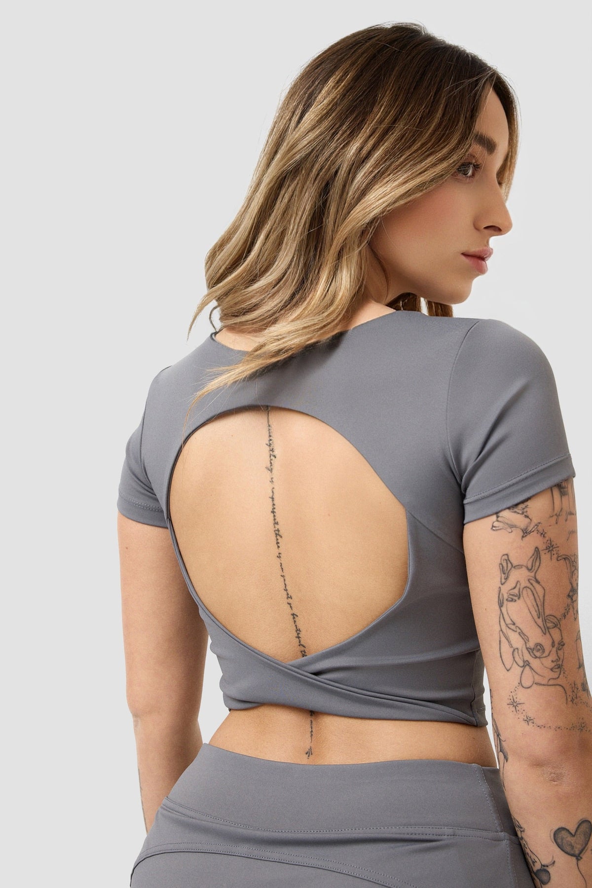 Maglia basic con cut out sulla schiena