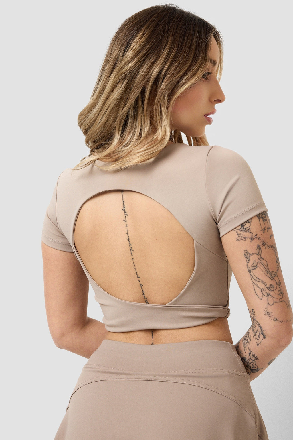 Maglia basic con cut out sulla schiena